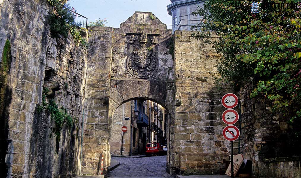 Puerta de Santa María Atea Hondarribia